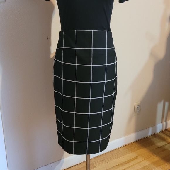 Express Dresses & Skirts - Express pencil black and white straight skirt with back zipper size 8